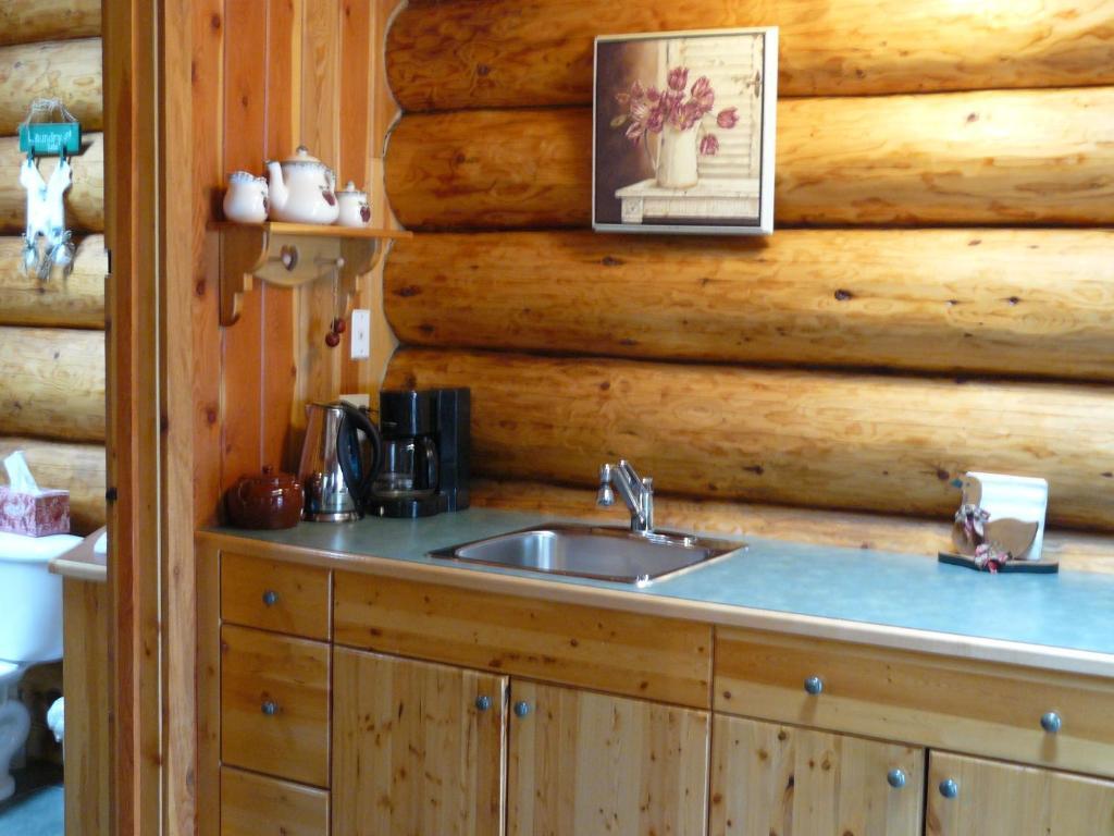Hitching Post Resort Kelowna Zimmer foto