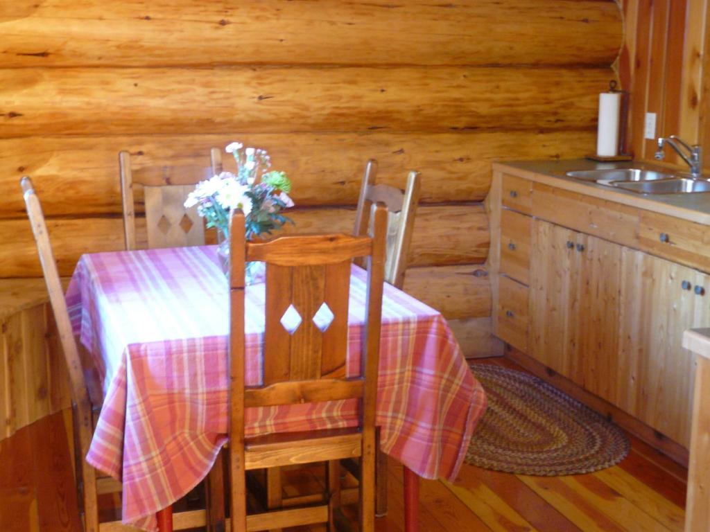 Hitching Post Resort Kelowna Zimmer foto