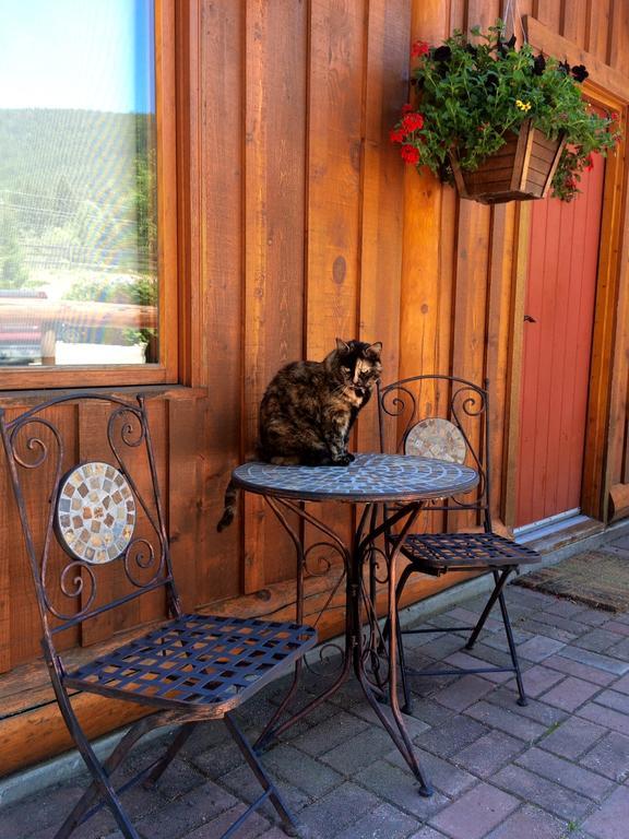 Hitching Post Resort Kelowna Exterior foto