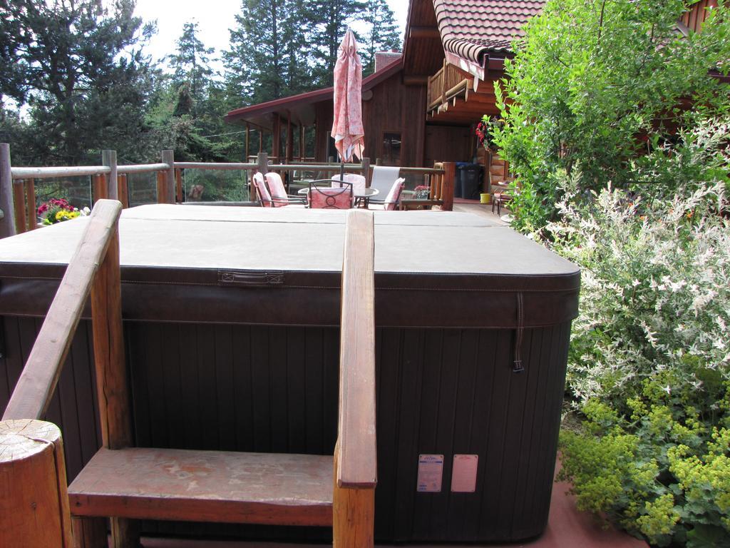 Hitching Post Resort Kelowna Exterior foto